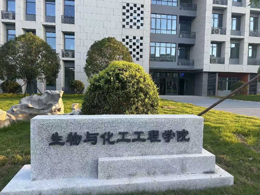 阿坝县扬州职业大学体育场高杆灯项目